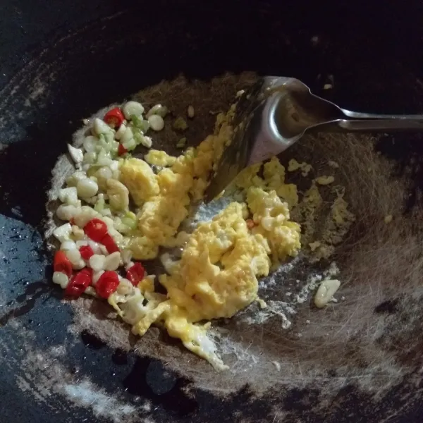 Masukan telur kemudian orak arik.