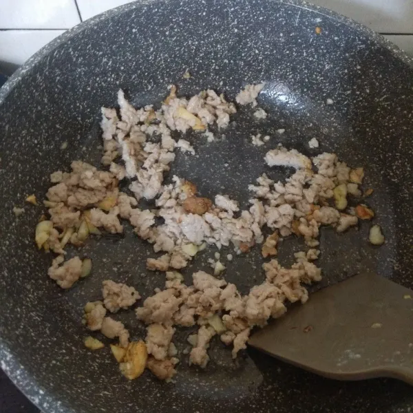 Tumis bawang putih dan jahe hingga harum. Lalu masukan ayam cincang, masak hingga berubah pucat.