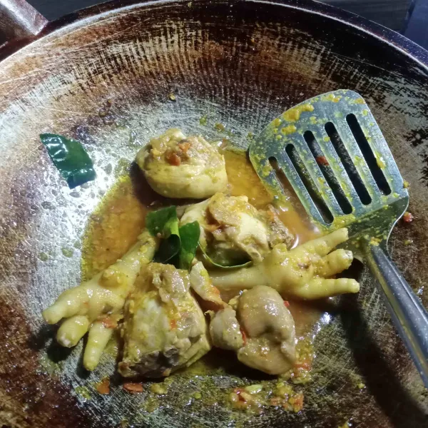 Masak sampai kuah menyusut. Angkat