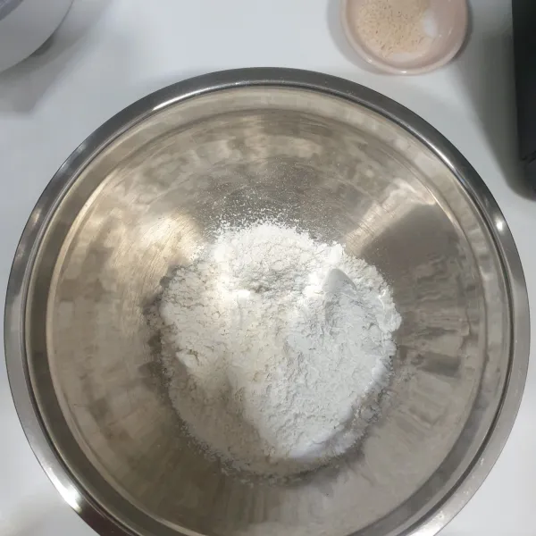 Campurkan tepung terigu dan tepung beras.