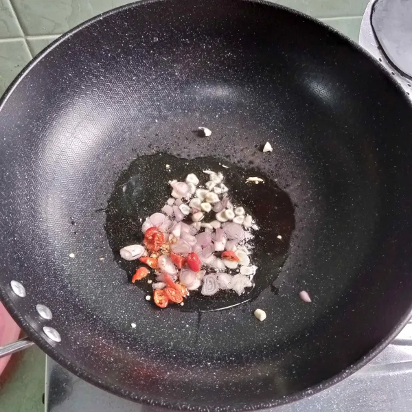 Tumis bawang merah, bawang putih dan cabai sampai harum.