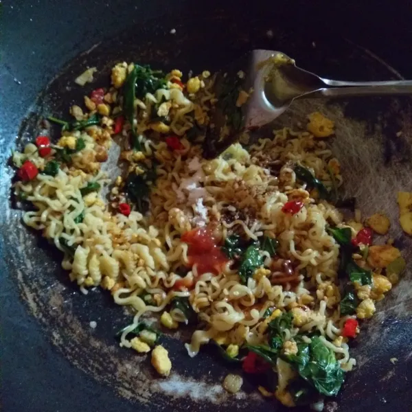 Masukan bumbu mie, saos tiram, dan kecap manis.