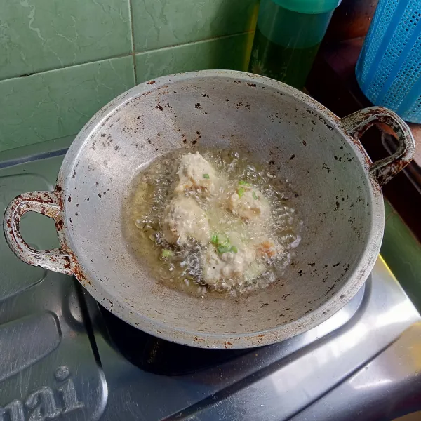 Goreng sampai matang kuning keemasan.