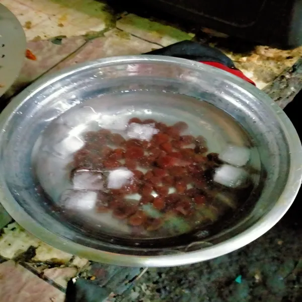 Siapkan mangkok masukan air dan es batu rendam boba selama 10 menit lalu tirisakn dan boba siap digunakan
