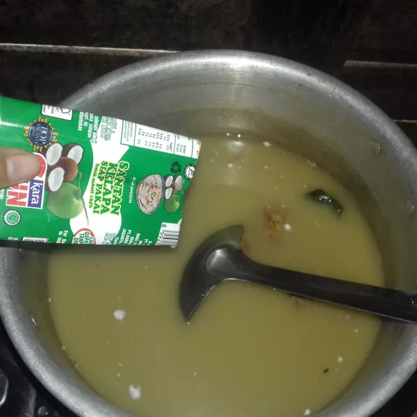 Nyalakan kembali kompor, masukan gula, sedikit garam dan santan. Aduk lalu masak lagi sampai 10 menit