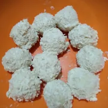 Kemudian gulingkan pada tepung panir, lakukan hingga habis