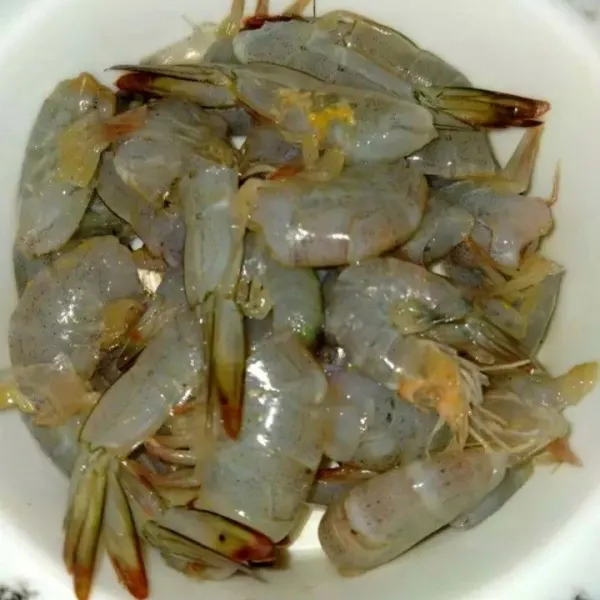 Siapkan udang dan cuci bersih udang