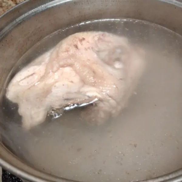 Rebus ayam hingga matang. Angkat dan sisihkan. Saring air kaldu dan ukur. Tambahkan air biasa hingga menjadi 1500 ml .