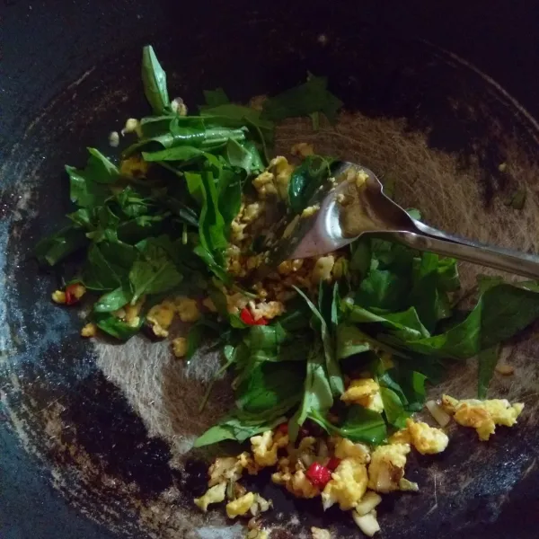 Masukan kangkung dan aduk hingga rata.