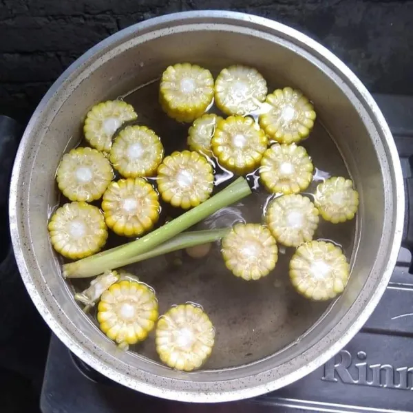 Siapkan panci, masukan air rebus sampai mendidih, masukan jagung manis, serai dan lengkuas