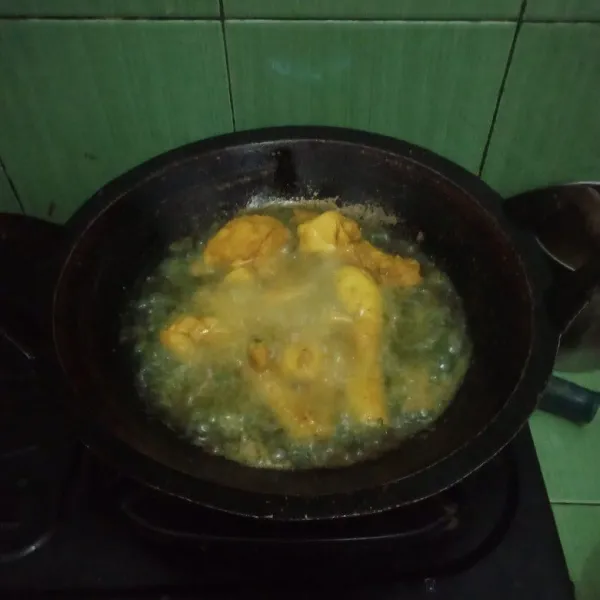 Siapkan minyak panas, lalu goreng ayamnya hingga kuning kecoklatan, selamat mencoba