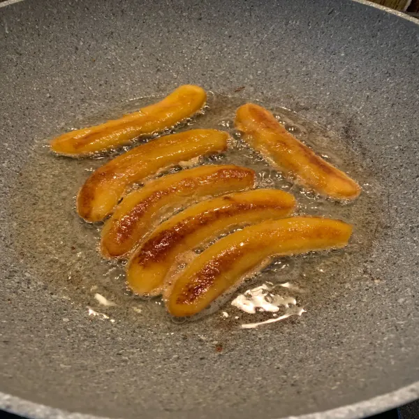 Goreng kembali pisang yang telah dicelupkan ke telur sampai matang. Angkat.