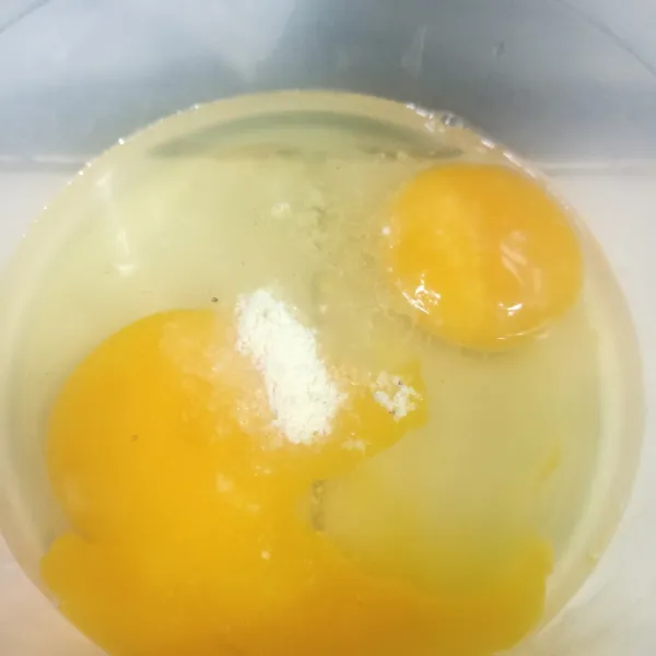 Pecahkan telur ke dalam mangkuk, lalu beri garam