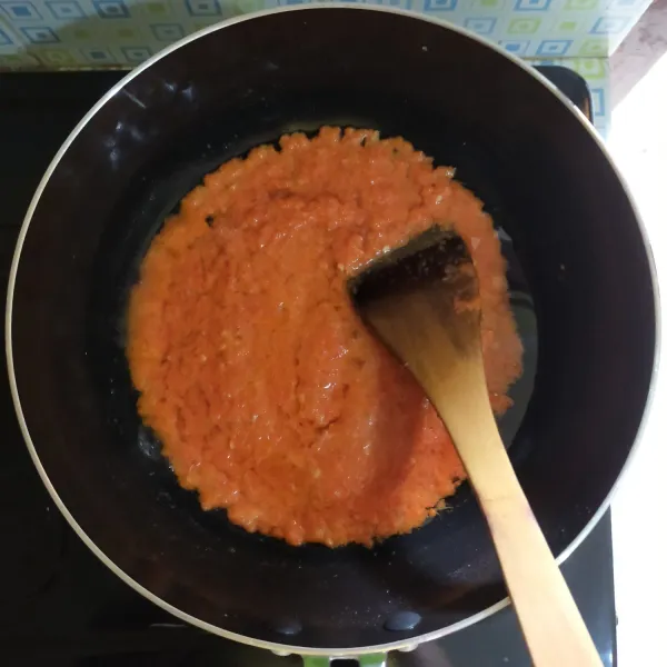 Tumis bumbu halus hingga harum.