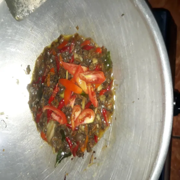 Terakhir masukan potongan tomat. Aduk rata kembali dan masak sampai airnya cukup surut. Matikan api, siap disajikan.