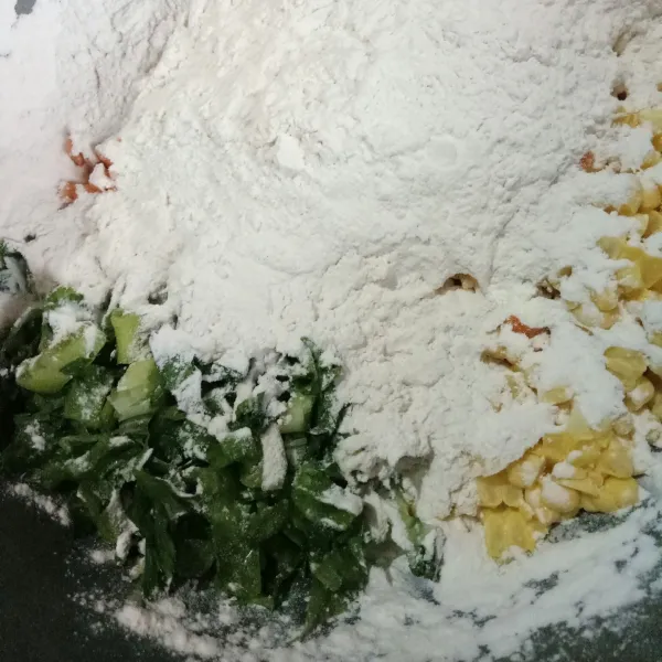 Campur bahan bakwan dengan tepung, aduk rata