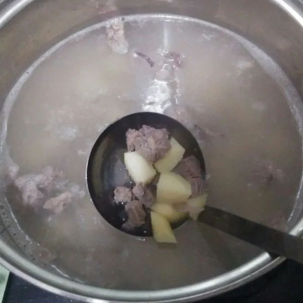 Rebus daging dengan 2 L air lalu masukan ulekan bawang. Setelah mendidih, masukan kentang.