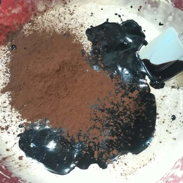 Terahir masukan coklat bubuk dan coklat yang telah dilelehkan, aduk rata sisihkan