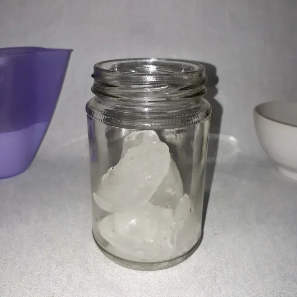 Masukan es batu ke dalam jar/gelas saji.