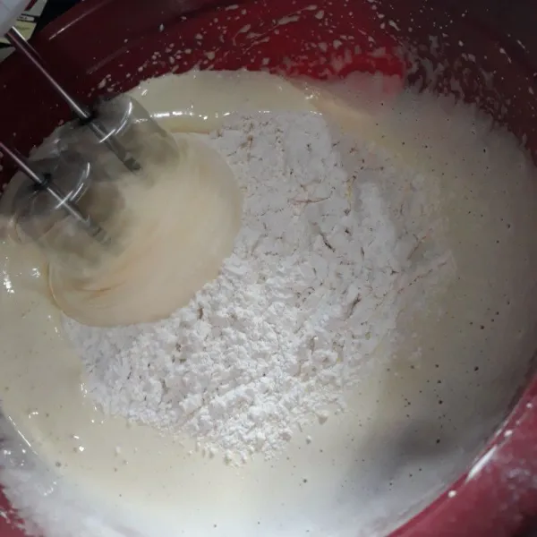Selanjutnya masukan tepung terigu, mixer sampai tepung tercampur rata