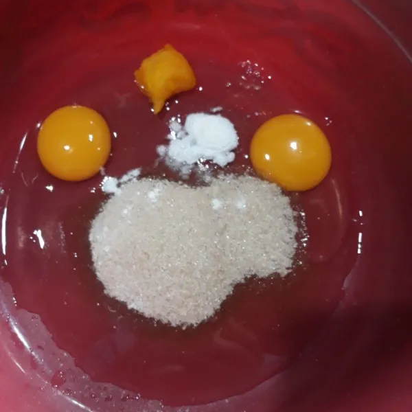 Siapkan wadah masukan 2 butir telur, ovalet,b aking powder, vanilli bubuk dan gula pasir