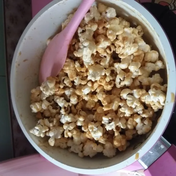 masukan popcorn ke dalan karamel dan aduk merata. setelah merata baru matikan kompor, dan siap disajikan.