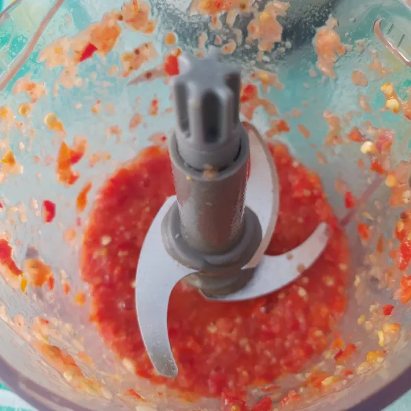 Blender bahan sambel dengan sedikit air kecuali gula dan garam.