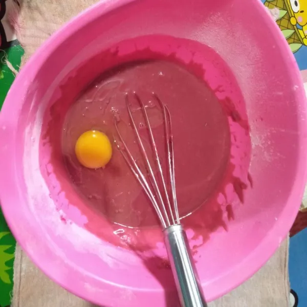 Masukkan 2 butir telur secara bertahap dan aduk rata.