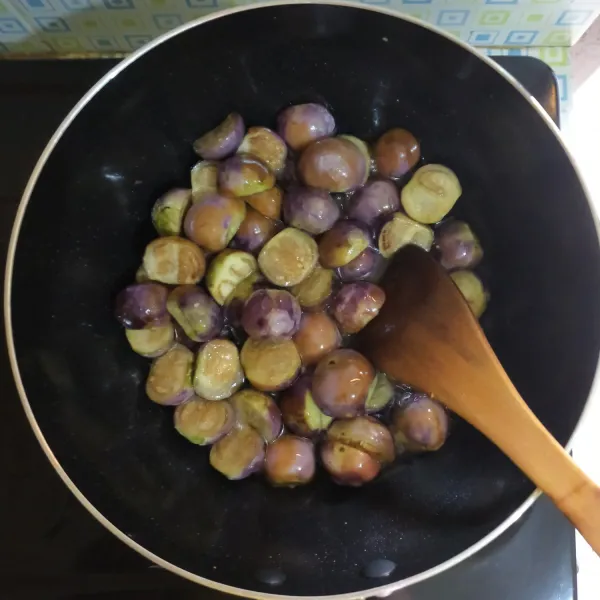 Goreng sebentar terong lalu angkat dan tiriskan.