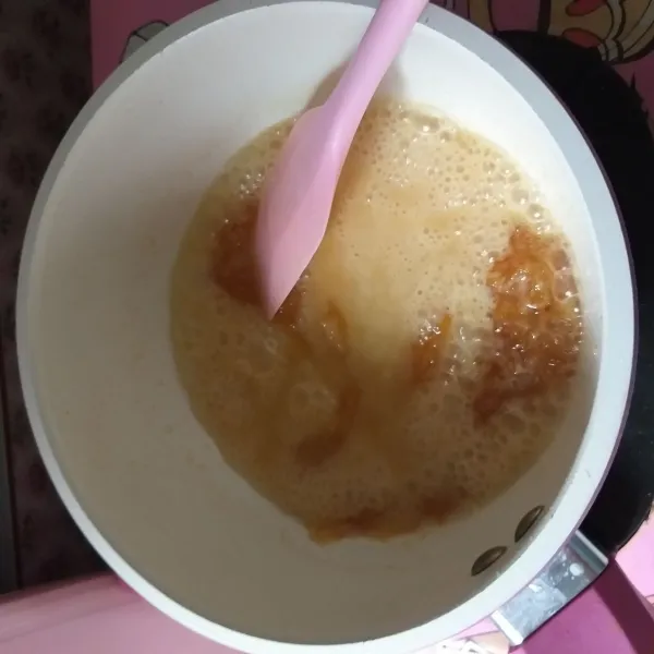 masukan sedikit demi sedikit susu cair, kemudian aduk rata hingga kental di atas api kecil.