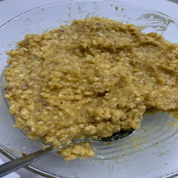 Campurkan kacang tanah yang sudah dicacah (chopped), mentega/margarine dan gula hingga merata. Sisihkan