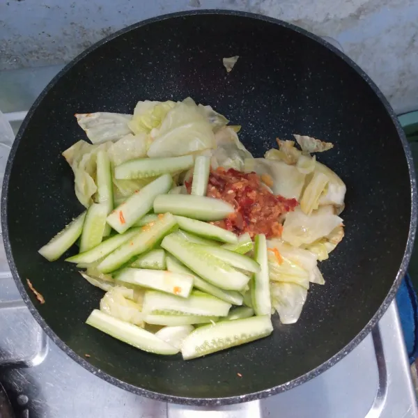 Masukkan timun dan sambal. Aduk rata. Masak sebentar.