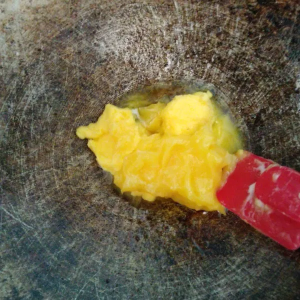 Siapkan wajan, lelehkan butter dan margarin.