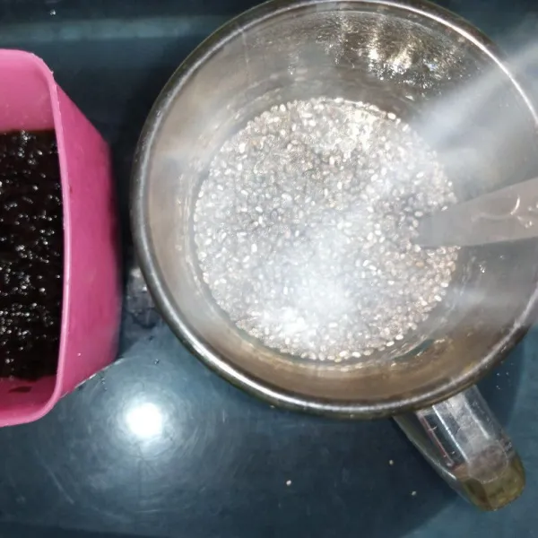 Tuang air panas kedalam gelas.