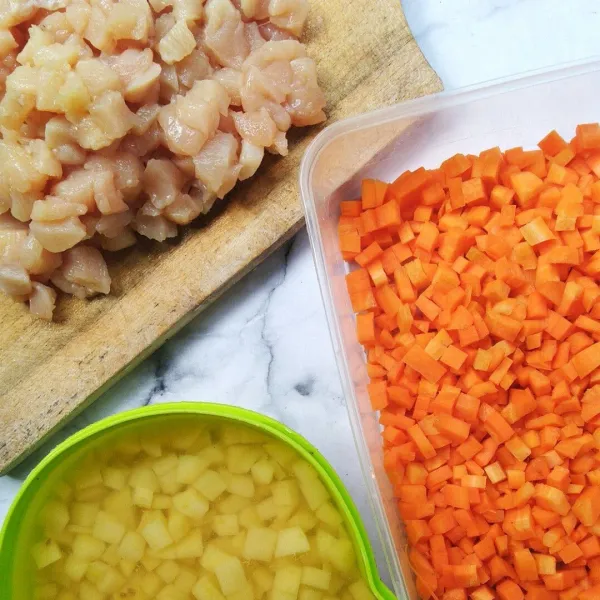 Potong dadu ayam, wortel dan kentang. Rebus 3/4 matang. Tiriskan.
