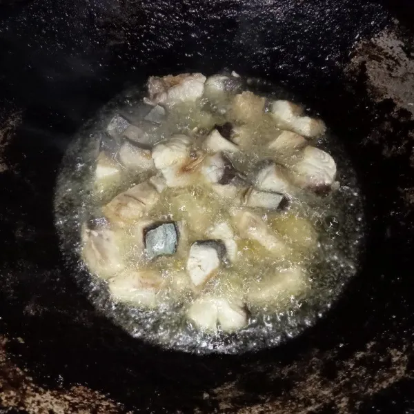 Potong-potong ikan dan cuci bersih, lalu goreng hingga matang.