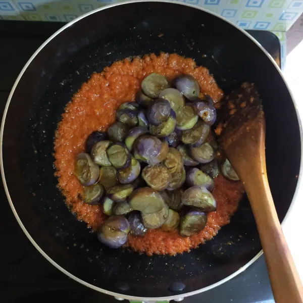 Lalu masukan terong ungu bulat yang sudah digoreng sebentar tadi, beri garam dan kaldu jamur.