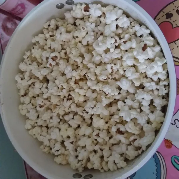 goyangkan beberapa kali panci popcorn, agar matang merata dan mengembang sempurna.