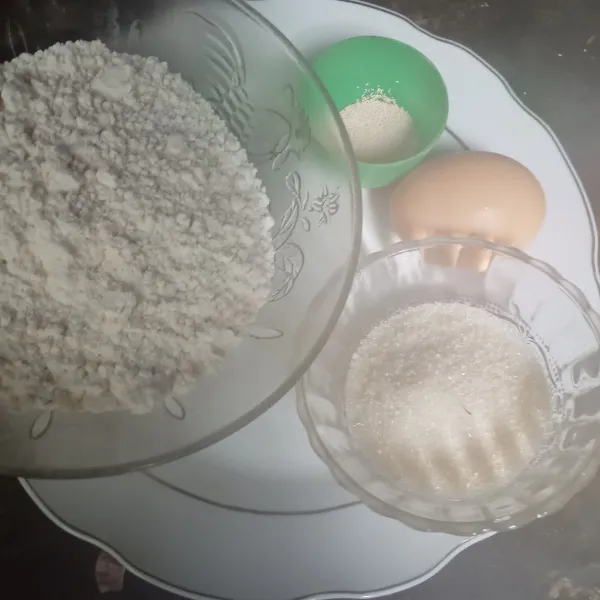 Siapkan tepung terigu gula telur dan ragi instan campurkan lalu aduk rata