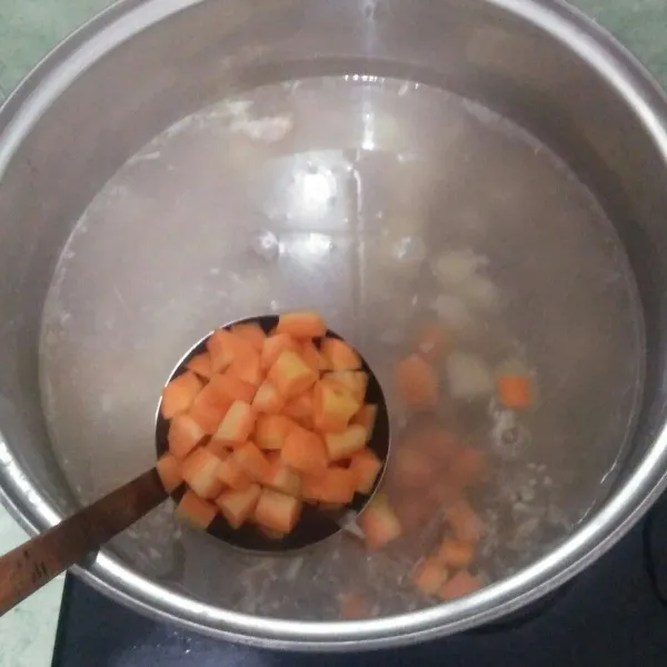 Saat kentang sudah mulai setengah matang, masukan wortel.