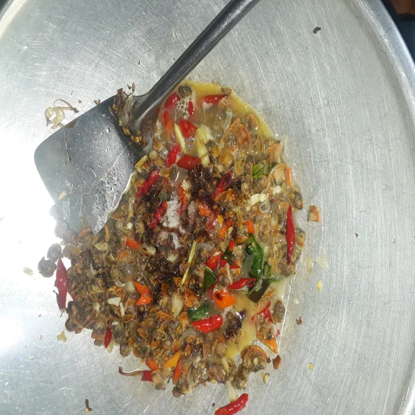 Bumbui dengan saus tiram, kecap manis, garam, gula pasir dan kaldu jamur. Aduk rata kembali dan cek rasa sampai pas.