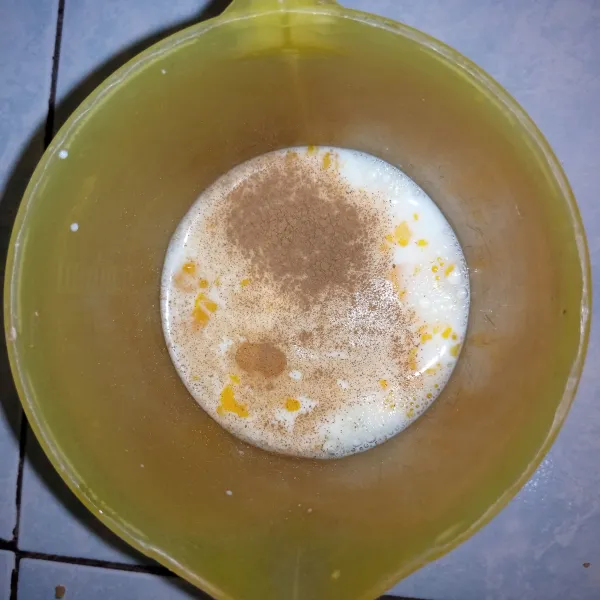 Campur menjadi satu telur, susu, gula, kayu manis aduk hingga tercampur rata.