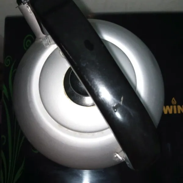 Masak air hingga mendidih.