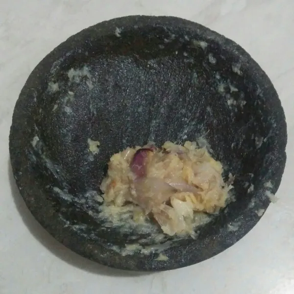 Goreng bawang merah dan bawang putih hingga layu lalu haluskan.