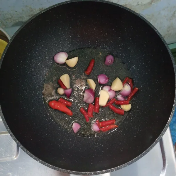 Goreng bawang merah, bawang putih, cabai keriting dan cabai rawit sampai layu.