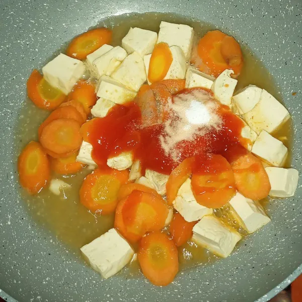 Masukan saus tomat, garam, lada dan kaldu bubuk. Tuang sisa air lalu aduk.