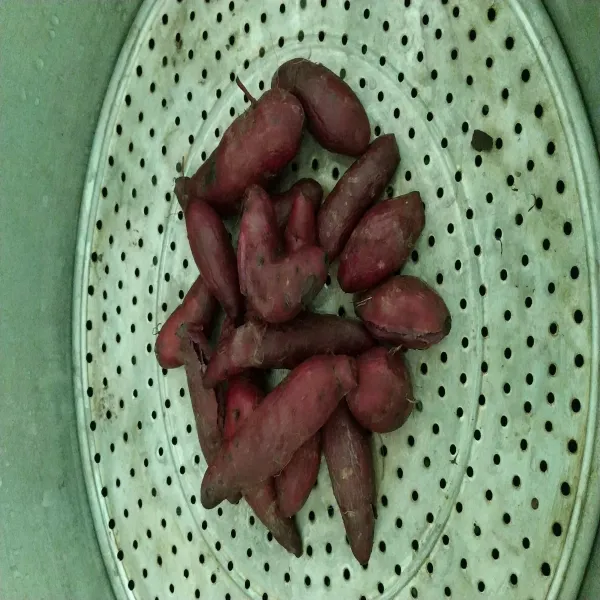 Kukus ubi ungu sampai matang.