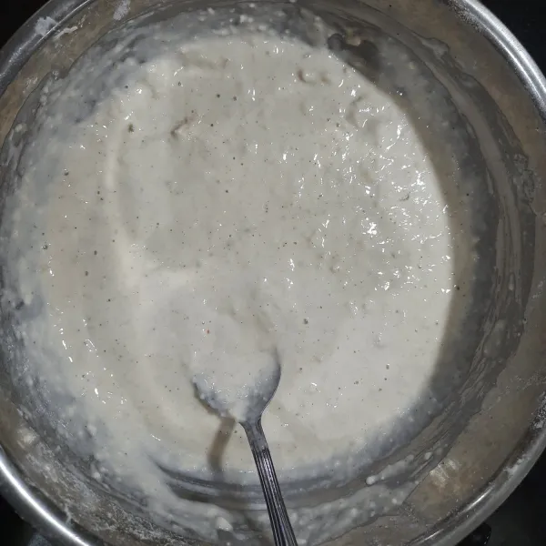 Ambil 8 sendok makan adonan tepung tadi lalu beri air secukupnya untuk adonan basah.