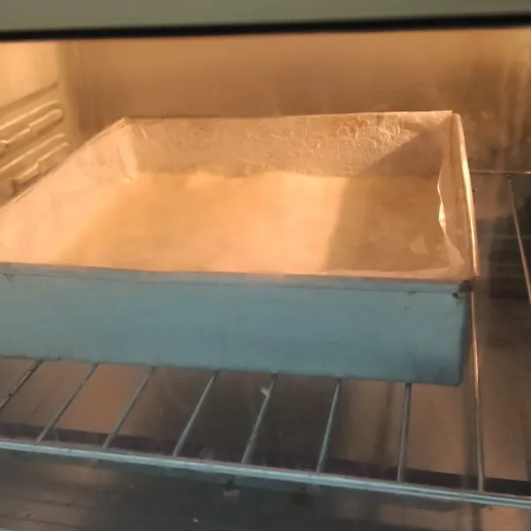 Masukan dalam oven yang telah dipanaskan sebelumnya 10 menit api atas bawah 240 derajat CC. Panggang 5 menit