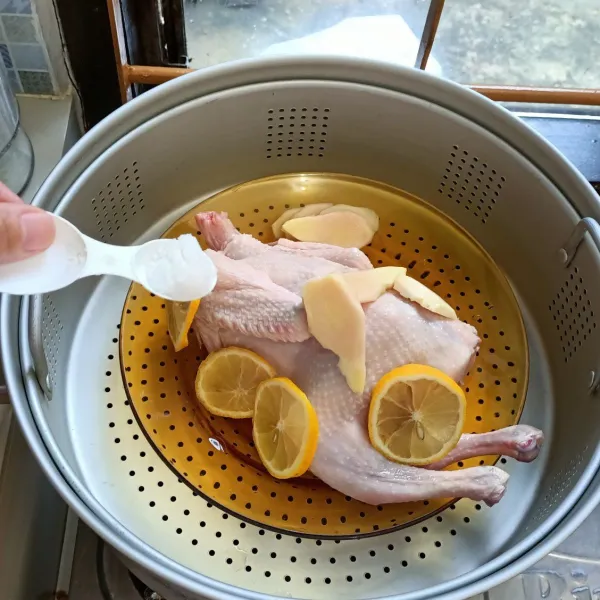 Lumuri ayam dengan jahe, lemon serta garam